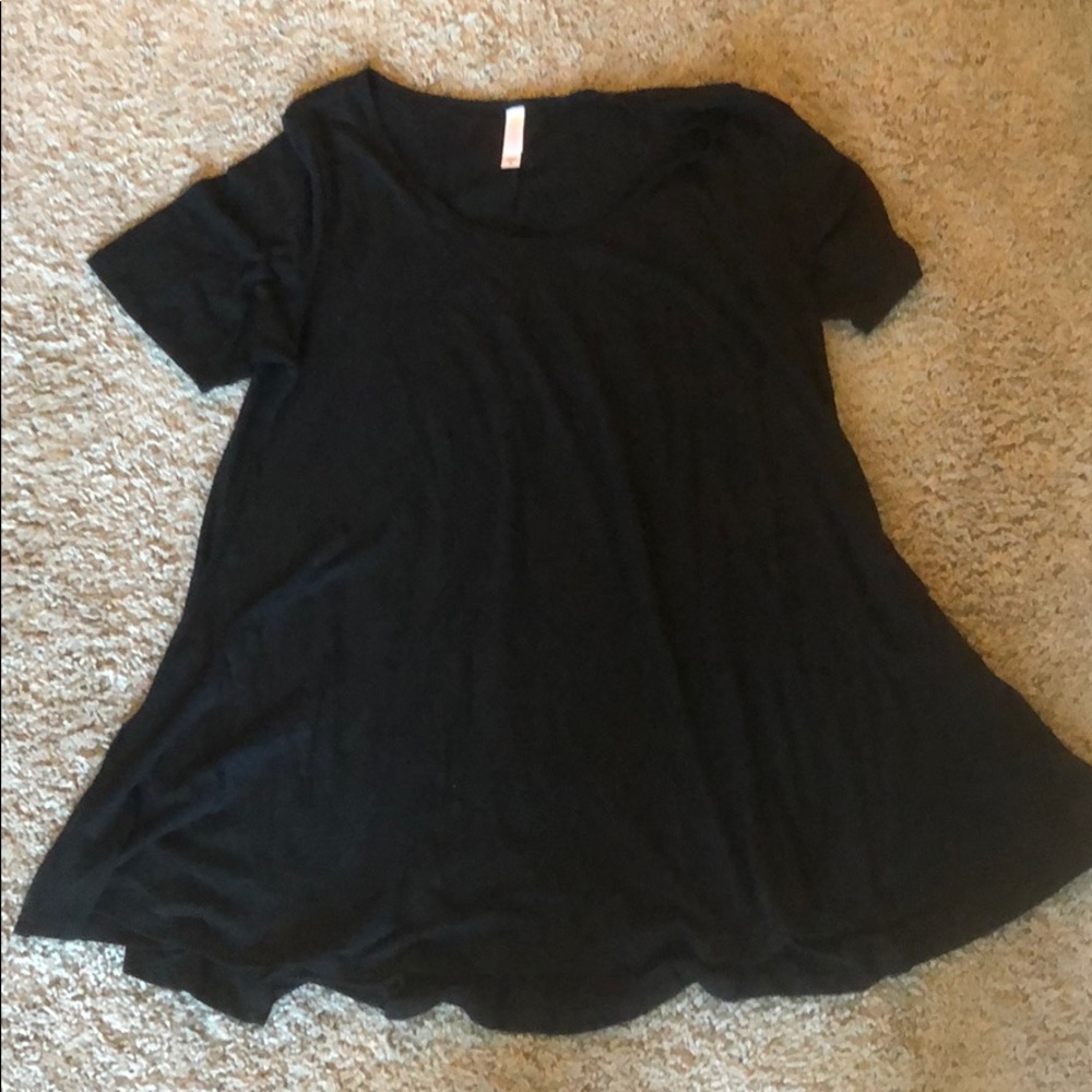EUC LulaRoe medium classic tee solid black 🖤